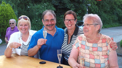 Herzlich Willkommen zum SPD Sommerhock, der Vorsitzende begrüßt die Gäste mit einem sprudelnden Sekt.