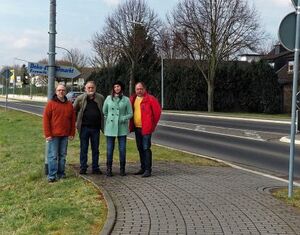 Die SPD Fraktion besichtigt das Gelände auf dem Radweg entstehen soll.
