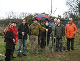 Die Teilnehmer der Baumpflanzaktion: Trotz Regen gut gelaunt