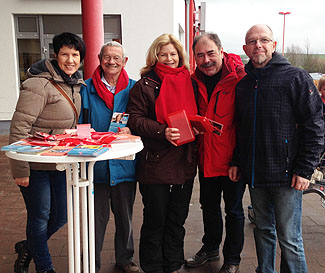 Mitglieder der Polcher SPD mit Martina Luig-Kaspari am Infostand