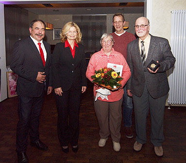 Das Ehepaar Sauer freute sich mit Martina Luig-Kaspari, Maximilian Mumm und Günter Schnitzler