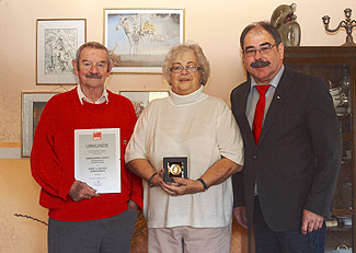 Die geehrten Anne und Dieter Kürschner mit Günter Schnitzler