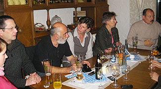 Die Gäste des SPD Oktoberfestes in der Diskussion